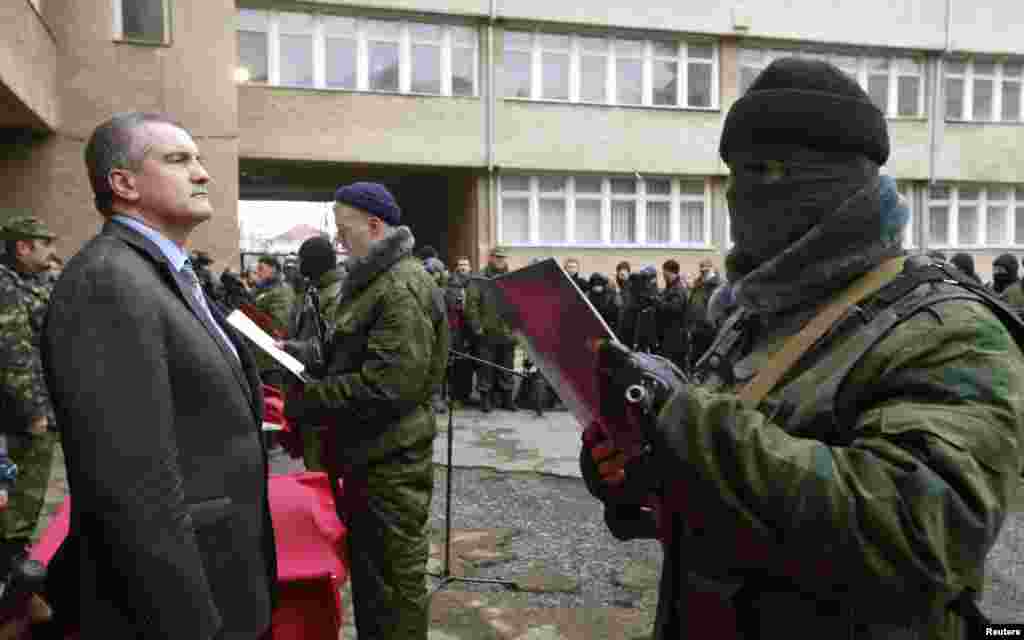 10 марта Сергей Аксенов принял присягу самообороновцев решивших вступить в крымскую армию. Самым странным в церемонии было то, что новобранцы стыдились показывать свои лица и принимали присягу в балаклавах, что вызвала недоумение у мировых СМИ.