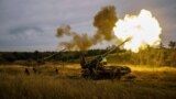 Украинские военные используют самоходные пушки 2С7 "Пион" во время боев с российскими военными на востоке Украины. Август 2022 года