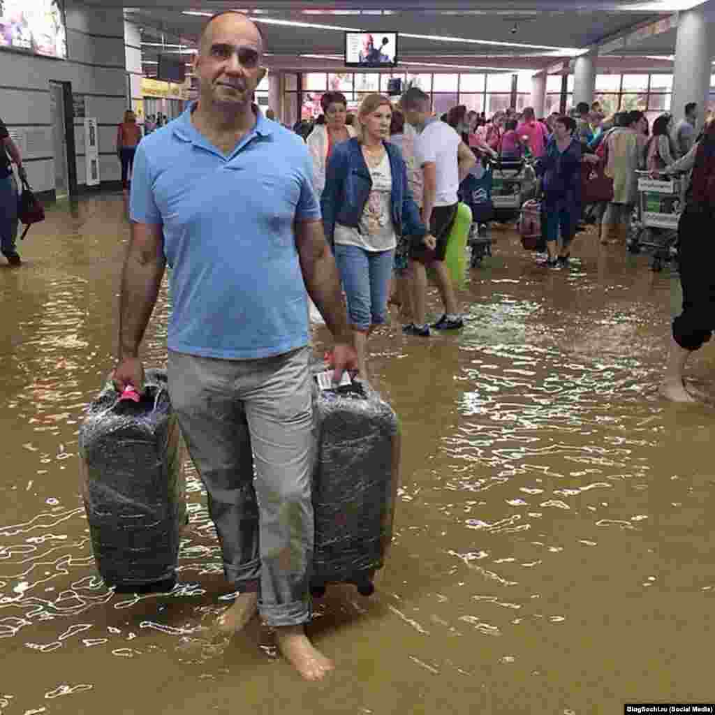 Пассажиры в Сочинском аэропорту ждут вылета по колено в воде