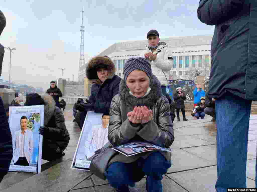 Собравшиеся прочитали молитву в память о погибших. Среди митингующих &ndash; матери погибших, раненых и задержанных молодых людей. Они вывесили списки с их именами и кричали: &quot;Народ не террорист!&quot;