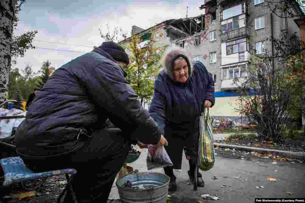 Житель Горловки - Николай - продает виноград, который он выращивает в своем саду. Население возврашается в свои дома, но найти работу&nbsp;очень сложно. Горловка. Украина. Октябрь 2014 